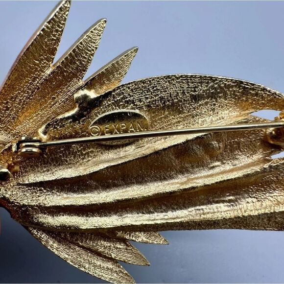 Elegant Gold Leaf Pendant - Picture 4 of 4